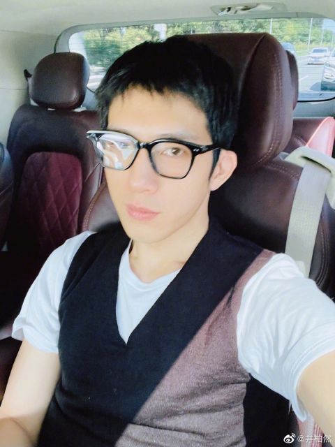 井柏然晒素颜寸头自拍 干练帅气清新有型