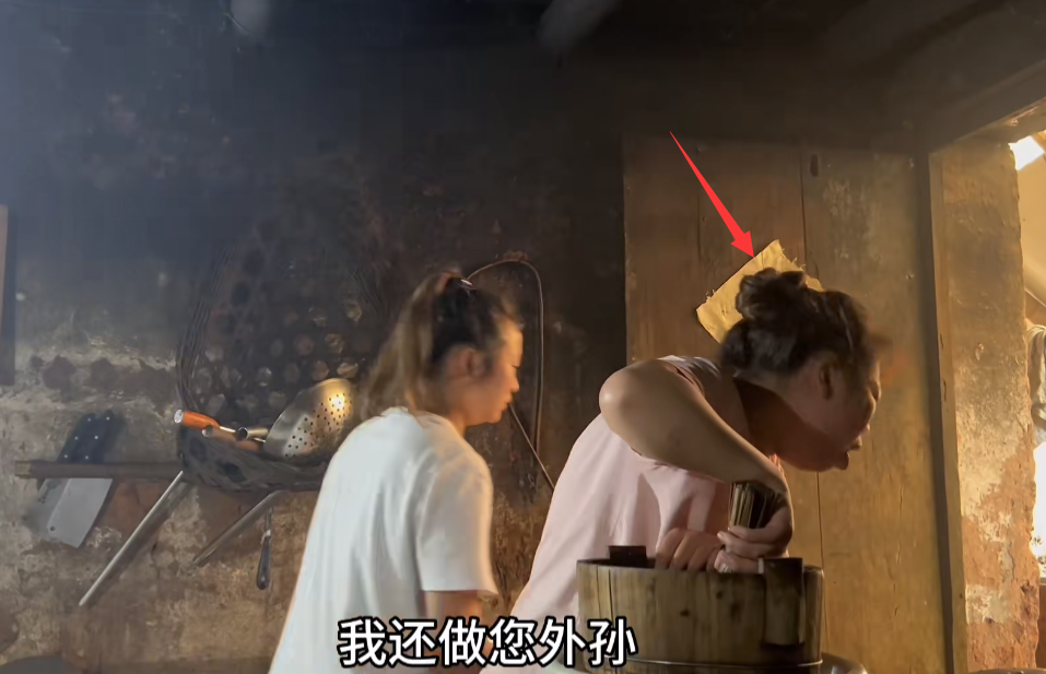 千万网红洪霞爷爷去世,边哭边录视频引热议,还公开爷爷去世画面