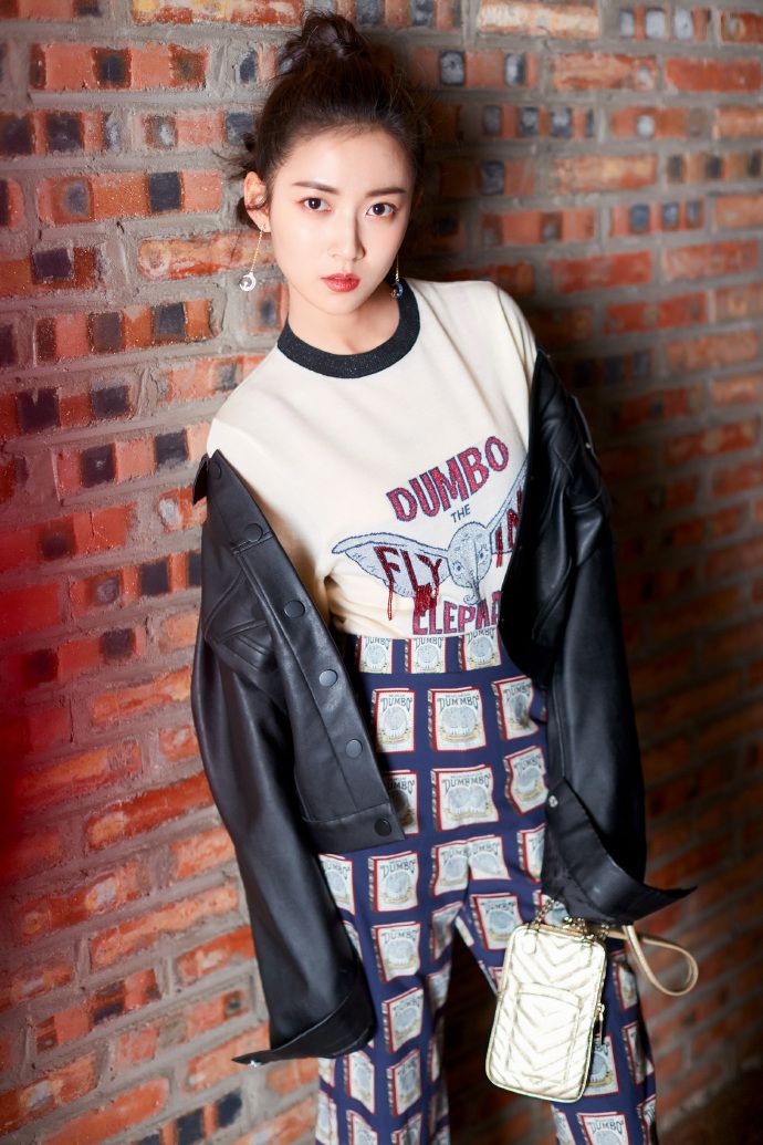 大魔方的牛仔裤,搭配白色短袖,陈钰琪大秀女王风采