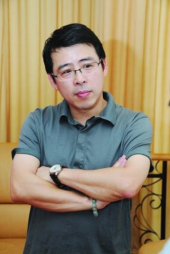 从央视"名嘴"到全网封杀,现年52岁的邱孟煌,如今怎么样了?