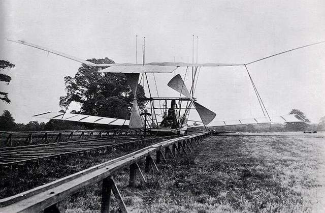 两台蒸汽机推动起飞,机枪大师马克沁造飞机,第一次试飞就翻车