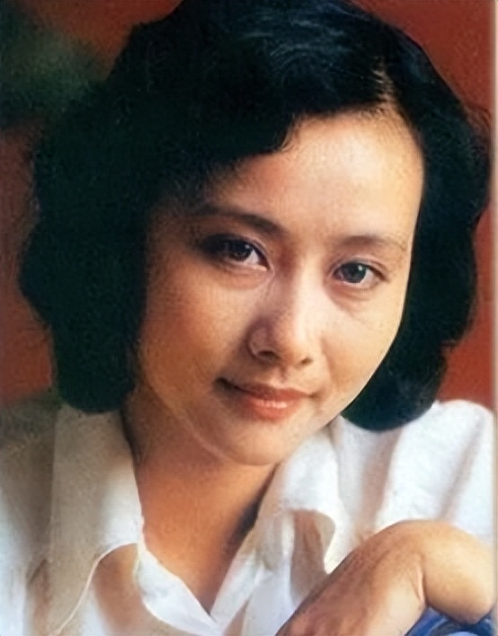 回顾演员黄梅莹命运坎坷嫁给金鑫后苦尽甘来恩爱38年生一子