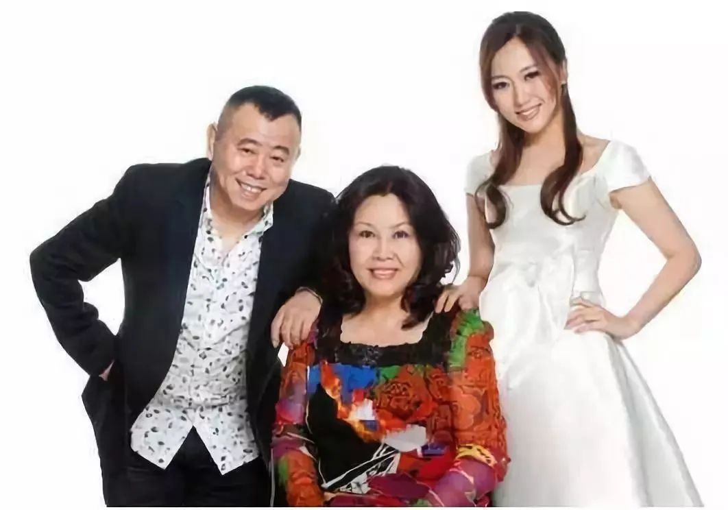 潘长江全家合体亮相!女儿貌美如花不像爸,62岁老婆身材丰腴气质佳