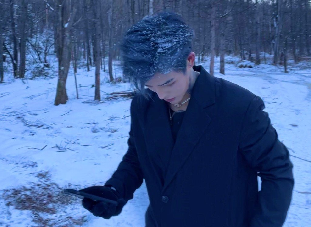 网红殷世航现身某学校,被大批学生粉丝围堵,热情打招呼反遭嘲讽