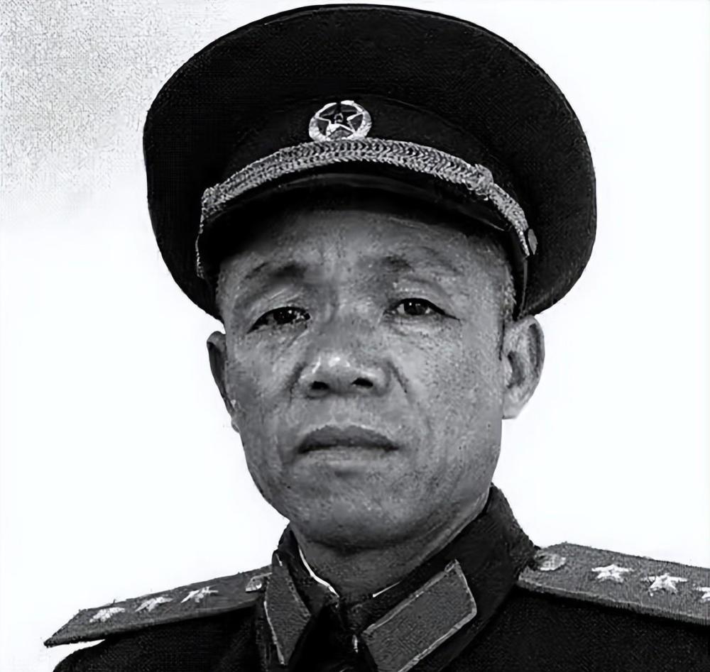 1981年韩先楚回乡探亲,与乡亲们交谈后,拿起电话:传我的命令