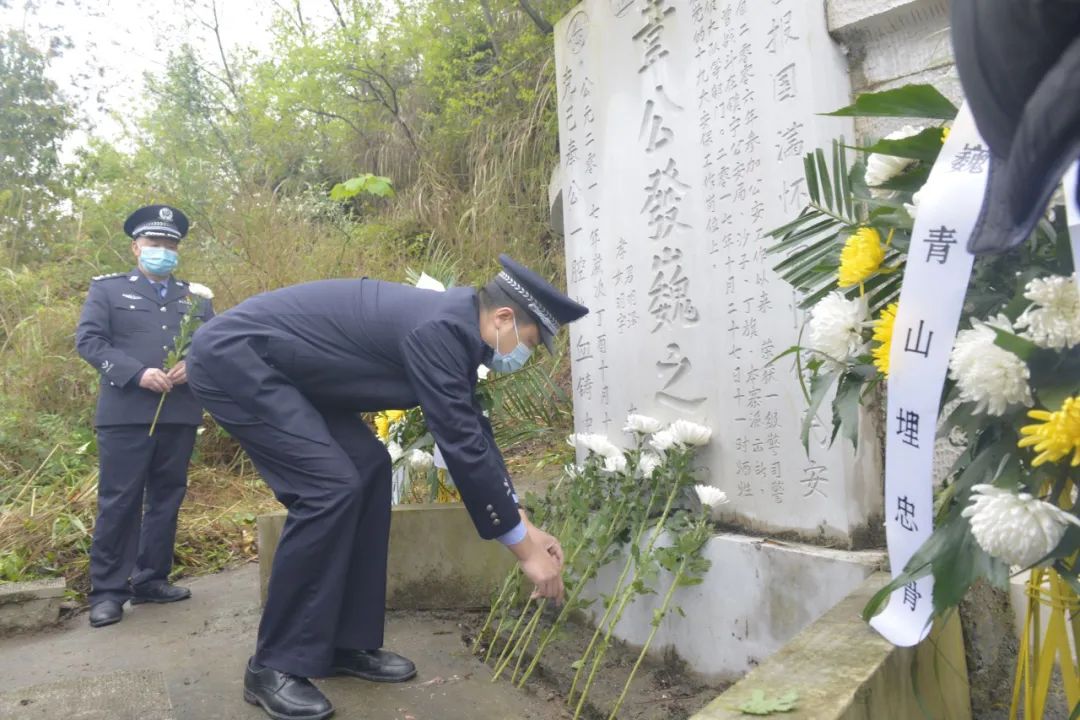 装容严整,神情肃穆,怀着无比崇敬的心情走进了镇宁烈士陵园