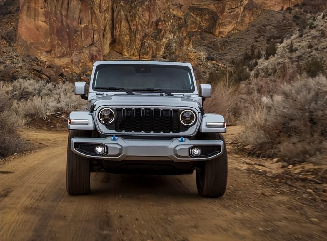 新款jeep牧马人亮相了,造型霸气,提供4种动力,车顶棚还可拆卸