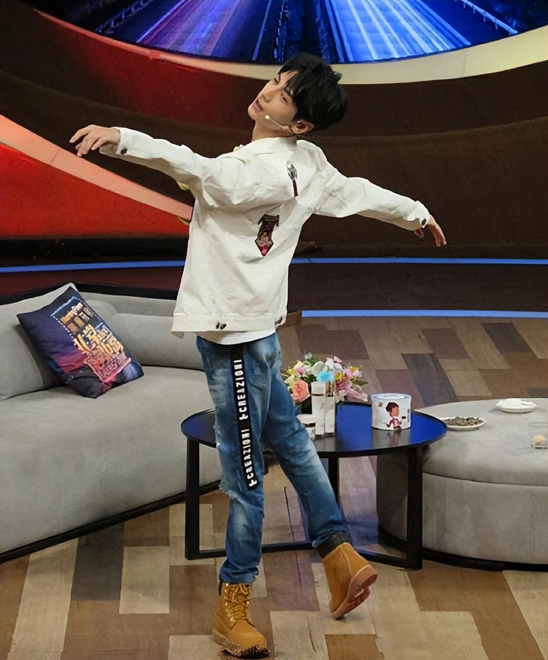 "汉仪罗云熙体"走红,颇受00后学生喜欢,阅卷老师看了赞不绝口