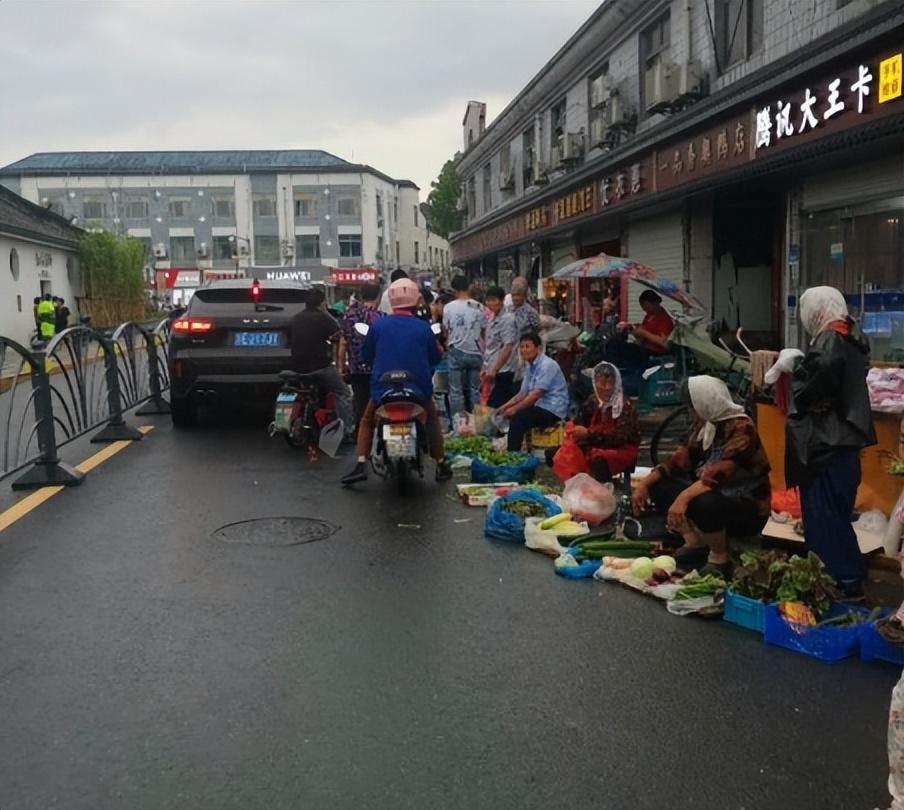 領導安排二人處理一條街車輛違規停放及小商販違規擺攤現象,根據舉報