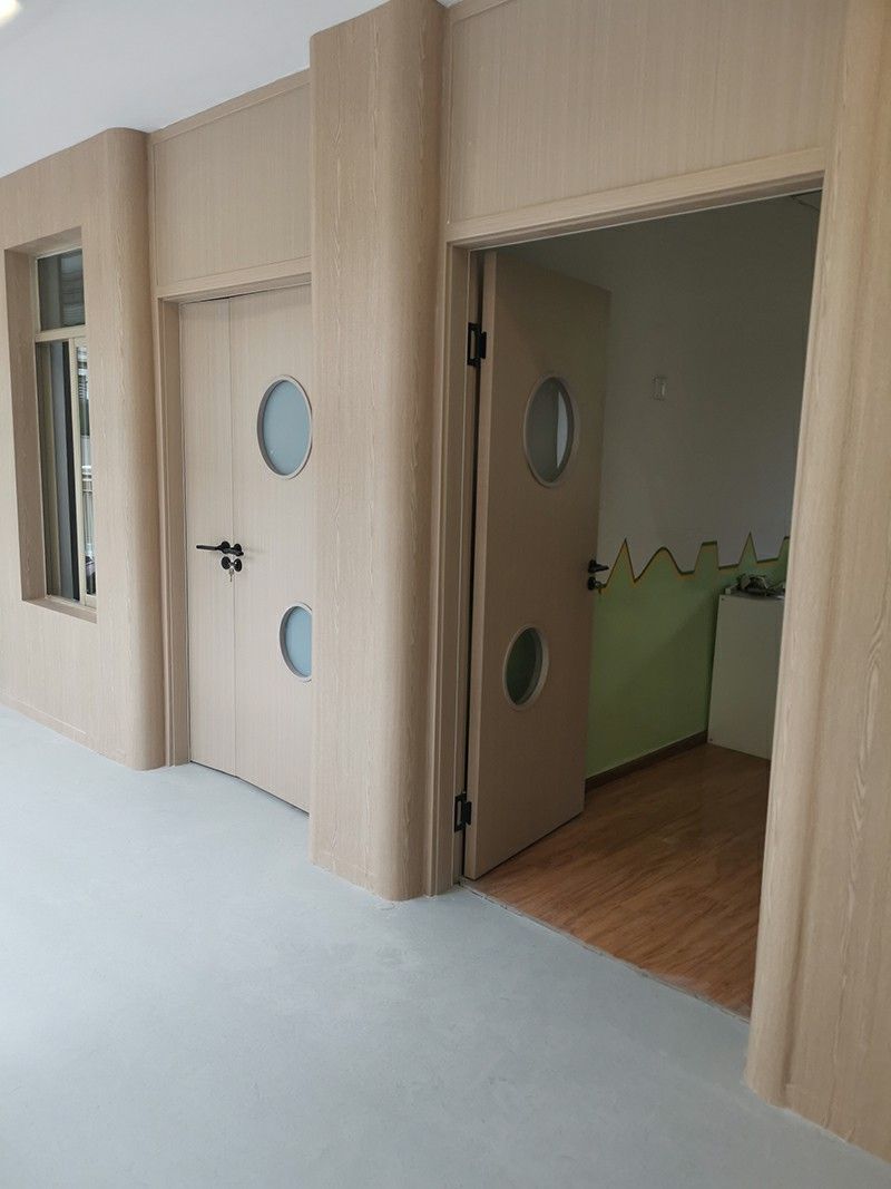 "节能环保:学校专用木质门既降低成本,又保护环境"