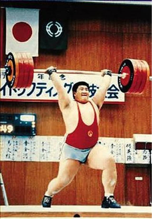 才力:夺60个举重冠军,33岁去世时仅剩300元,今妻女待遇如何?