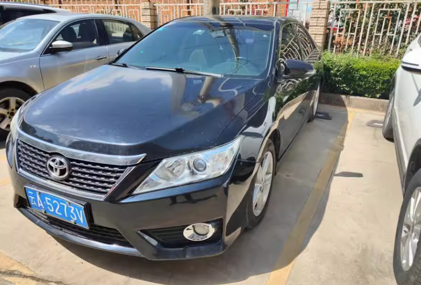 云南省昆明市一辆丰田牌小型轿车将以6万起拍