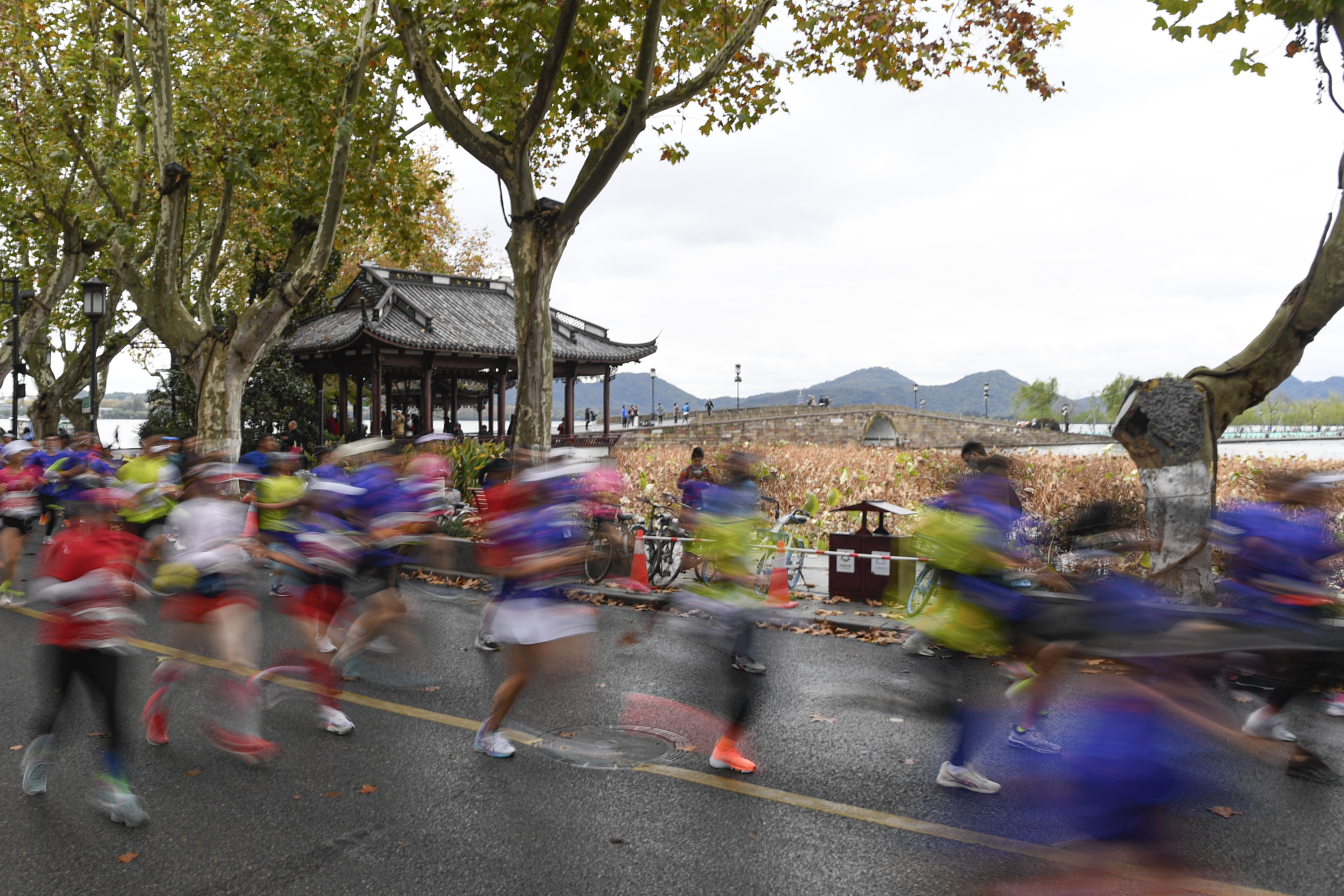 马拉松——2020杭州马拉松赛鸣枪开跑