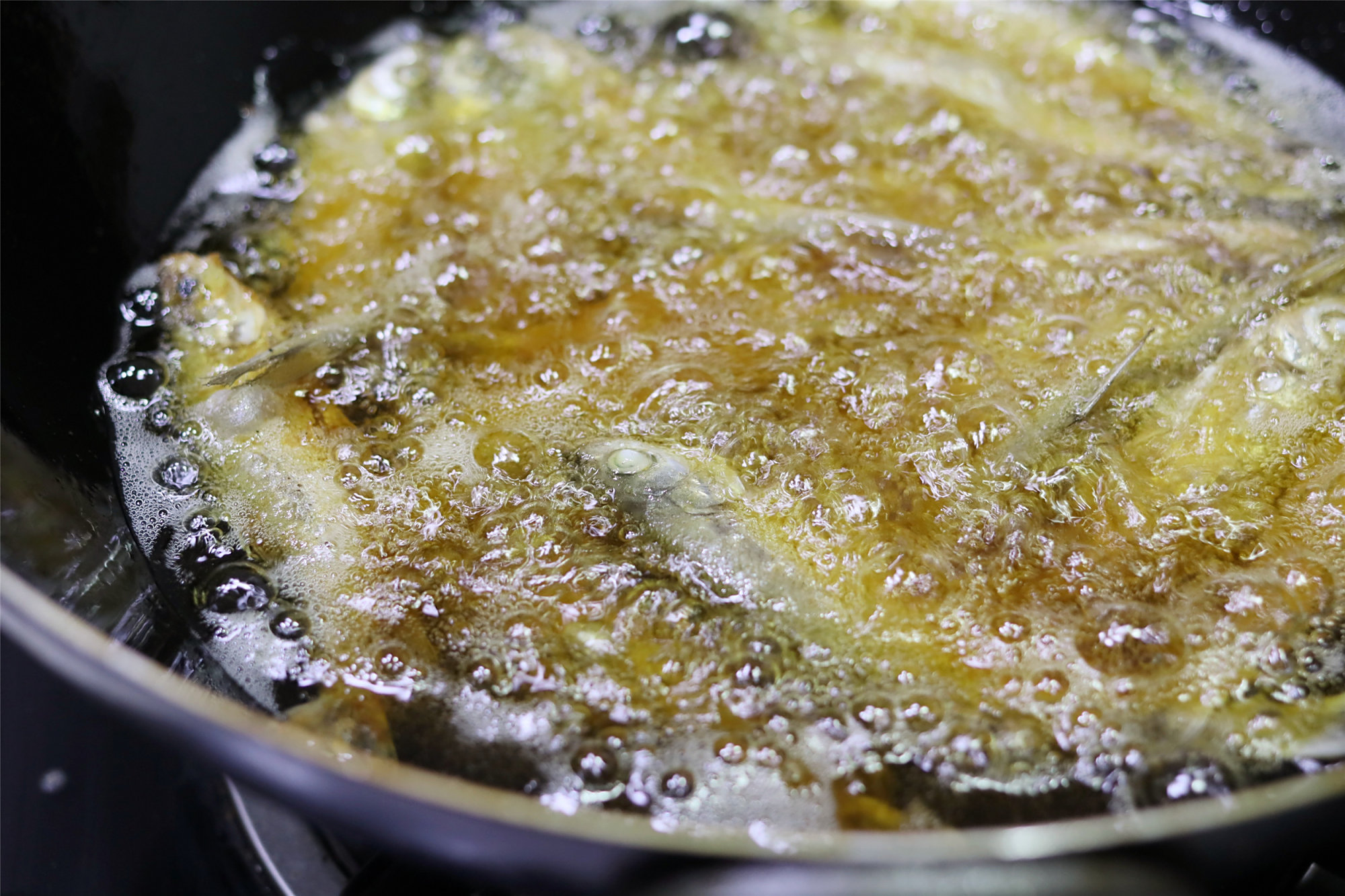 炸小鱼时,裹淀粉还是面粉?教你正确做法,骨头都是酥的,不回软