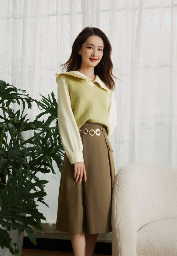 李沁为秀腰下血本,用金环串当腰带,美成全场焦点