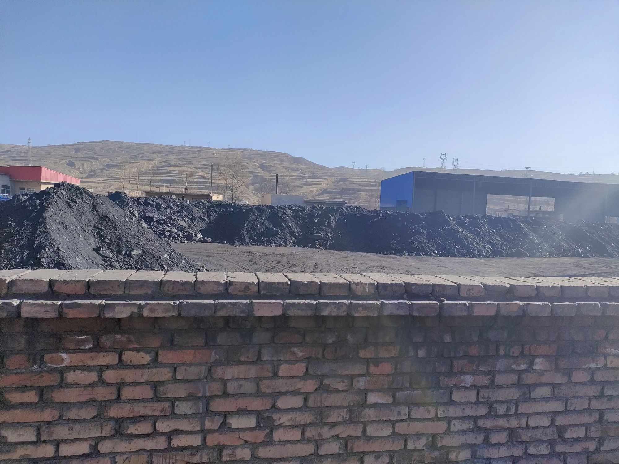 山西:原平段家堡乡段家堡村煤厂污染为何依旧如此?