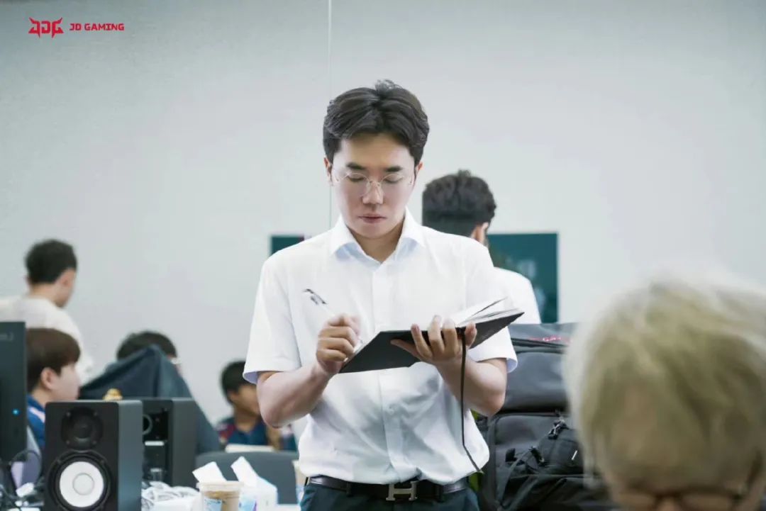 对话jdg homme:电竞教练既是"军师"亦是"老师"
