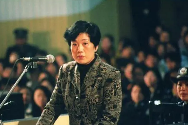 辽宁"美女贪官"刘光明:为上位花50万整屁股,每年让国家亏9亿