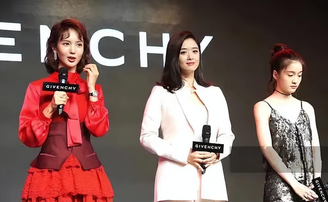 金晨90斤都不到,穿红裙站120斤蒋欣身边气场依旧强,眼神好有戏