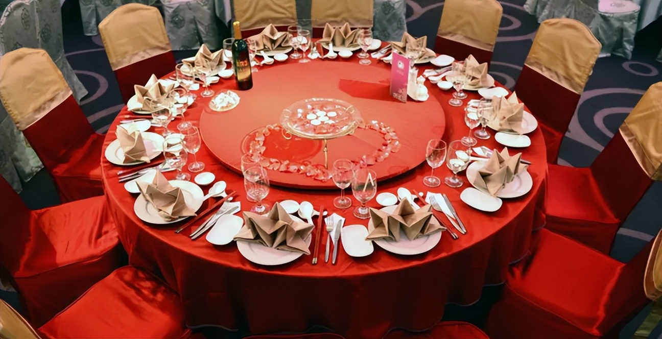 重庆朋友摆婚宴,每桌2瓶五粮液,随礼300全家喝,主人:高兴就好