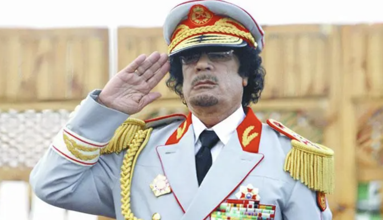 他不顾国内百姓身处水深火热之中,怨声载道,任由美国在利比亚境内建立