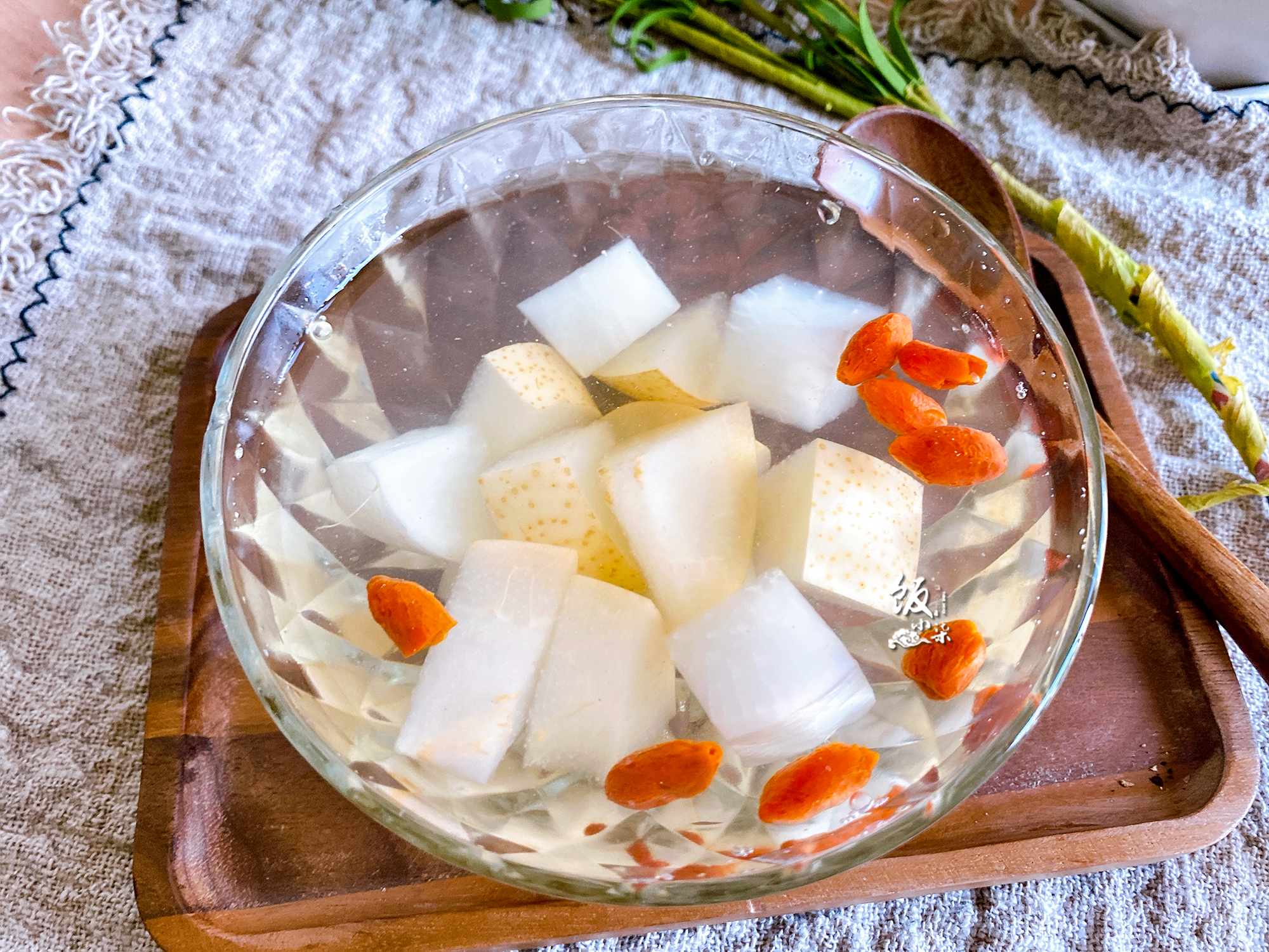 入秋后,把白萝卜和雪梨一起煮,每天喝一碗真实用,长见识了