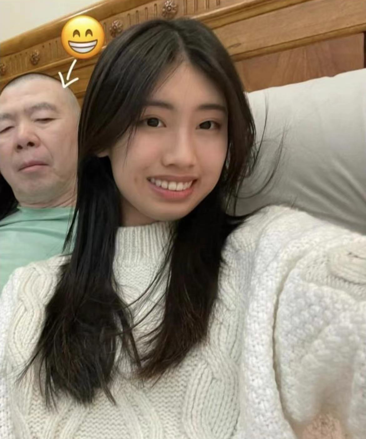 冯小刚称没吃药白癜风痊愈,晒和葛优合照通体雪白,肤色差几个度