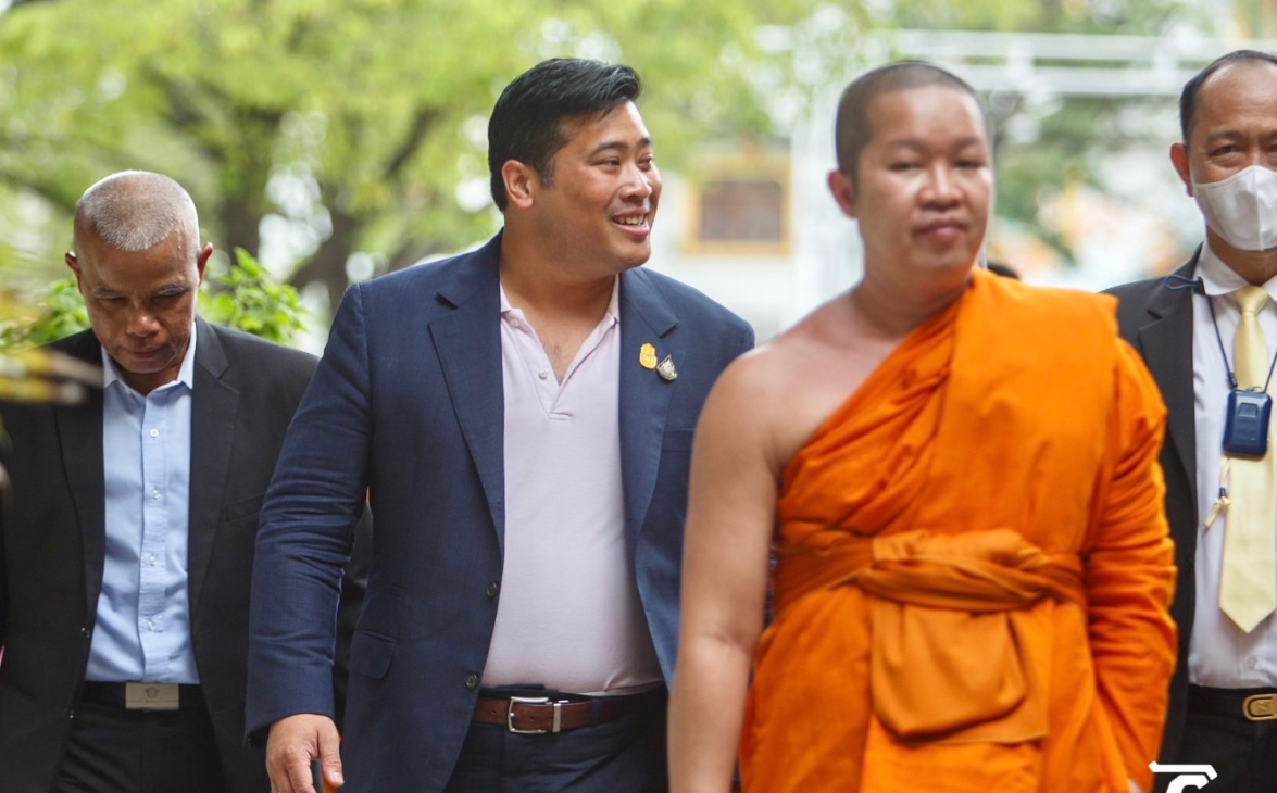 泰国二王子回国第四天!穿西服做功德人气仍旺,其母有望母凭子贵
