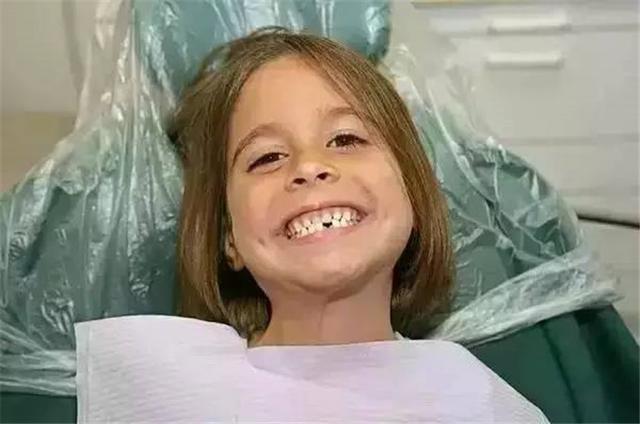 "假笑宝宝"火了,网友分享孩子照片:原来孩子可爱是因为没牙齿