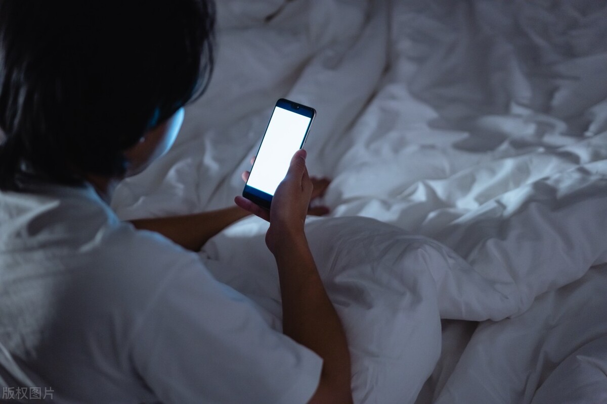 为什么晚上看手机容易影响睡眠?