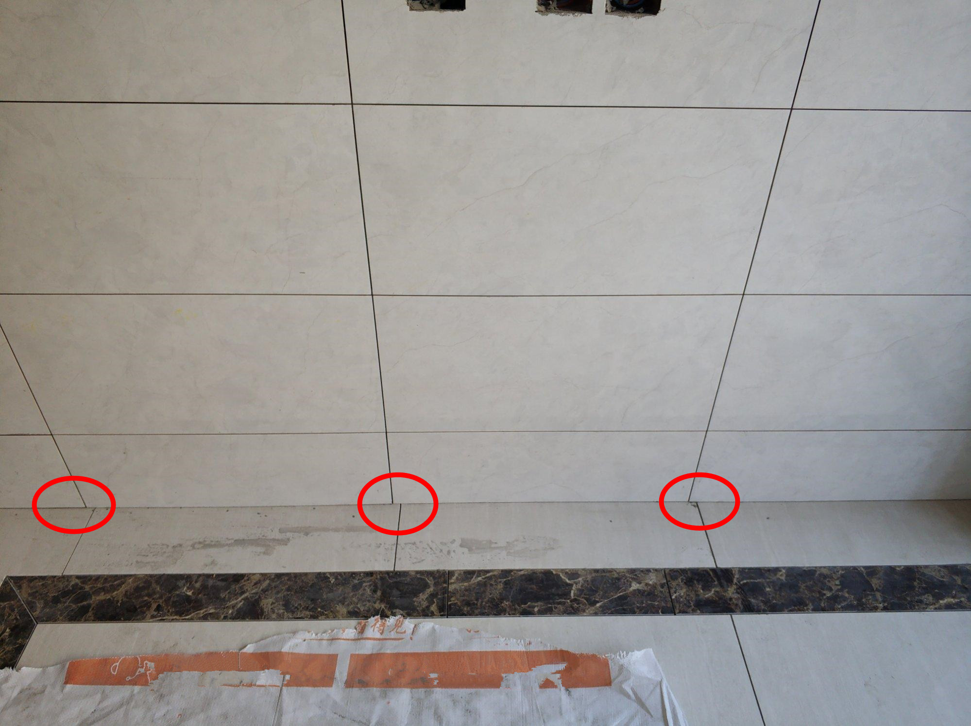 怪我当初懂太少,工人这样给瓷砖拼缝,我竟然没有阻拦