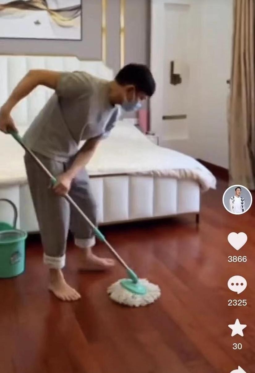 60岁刘德华赤脚在家拖地,网友:看这熟练度,平时在家没少干活