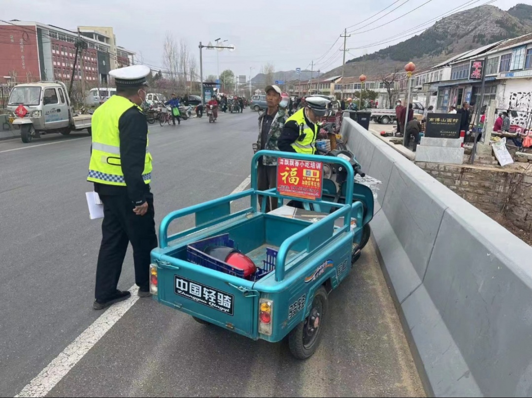 淄博博山交警加大"非标车"宣传 劝阻"带病"车辆出村上路