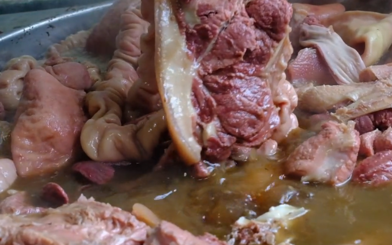 山东小县城的全猪宴,出锅不到1小时就抢光,每天七八头猪不够吃