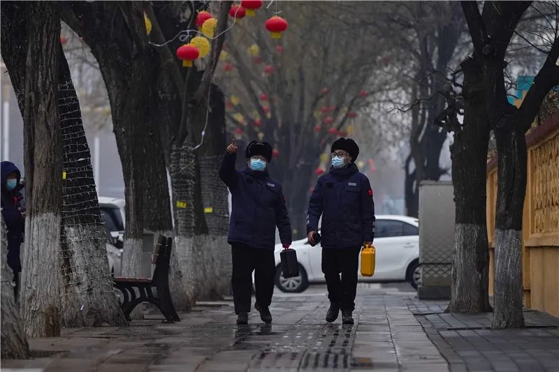 人凍得哆嗦,手凍得麻木,雪中保電步履不停