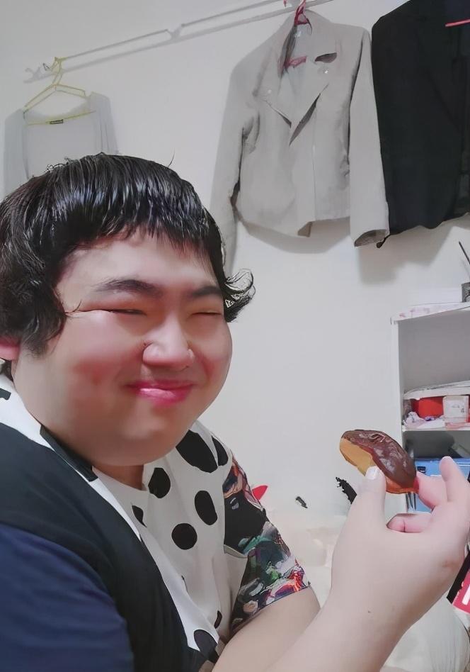 现实中还真有肥宅逆袭?300斤老哥携萝莉女友告诉你,这不是做梦