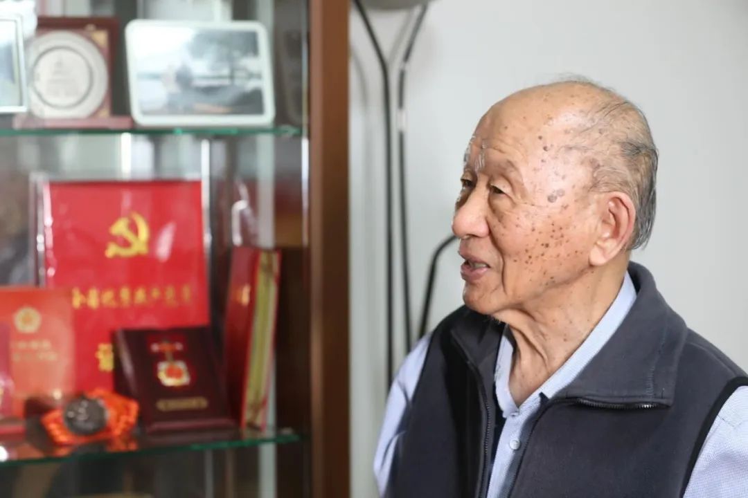 |华科九旬院士夫妇捐1000万助学，一件衬衣却穿30年