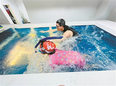火了!理工爸爸自制游泳机 教孩子在家"玩水"