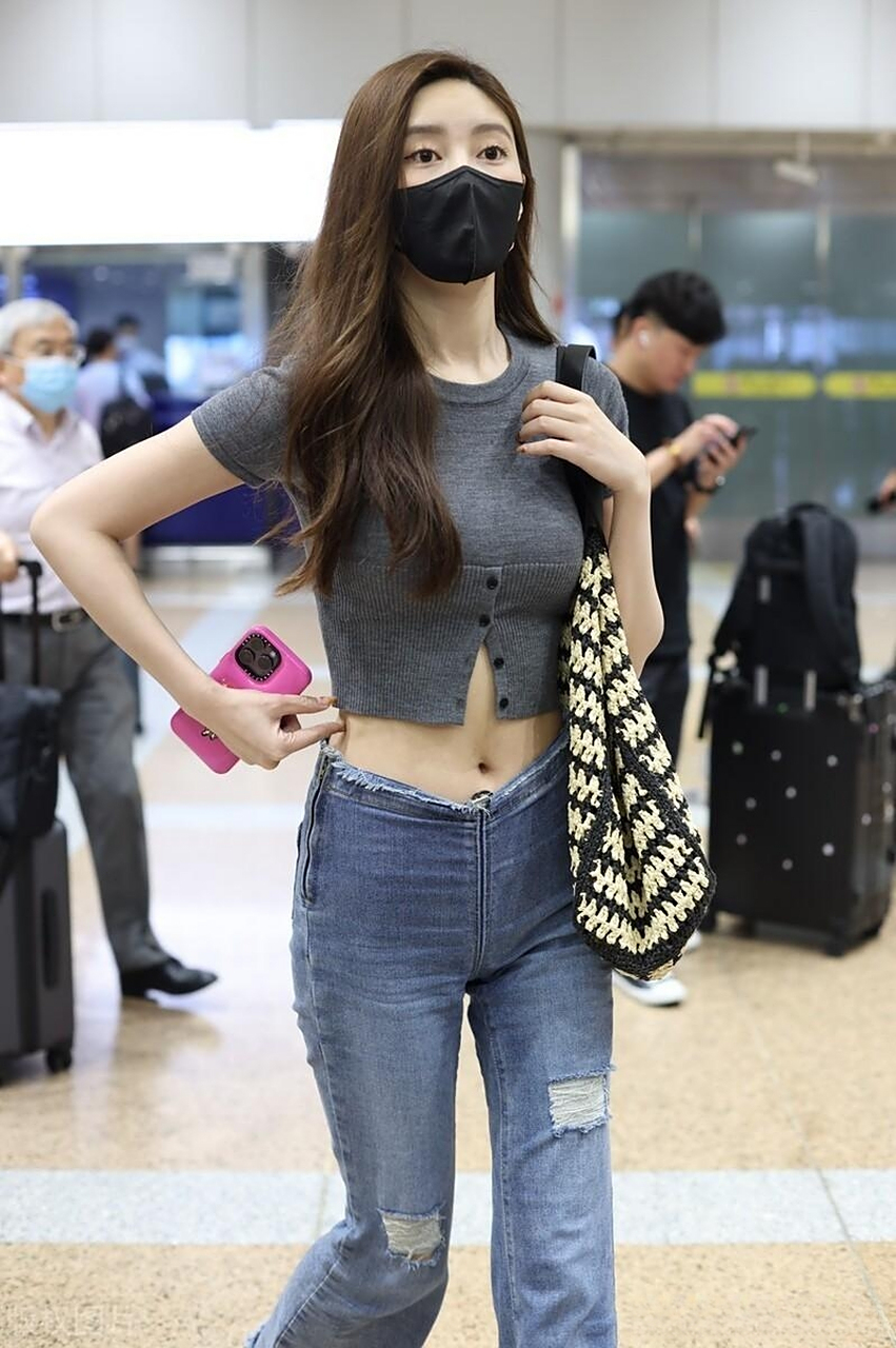 吴优穿修身牛仔裤身材尽显,肩挎针织包包时尚精致 2023年7月18日,北京