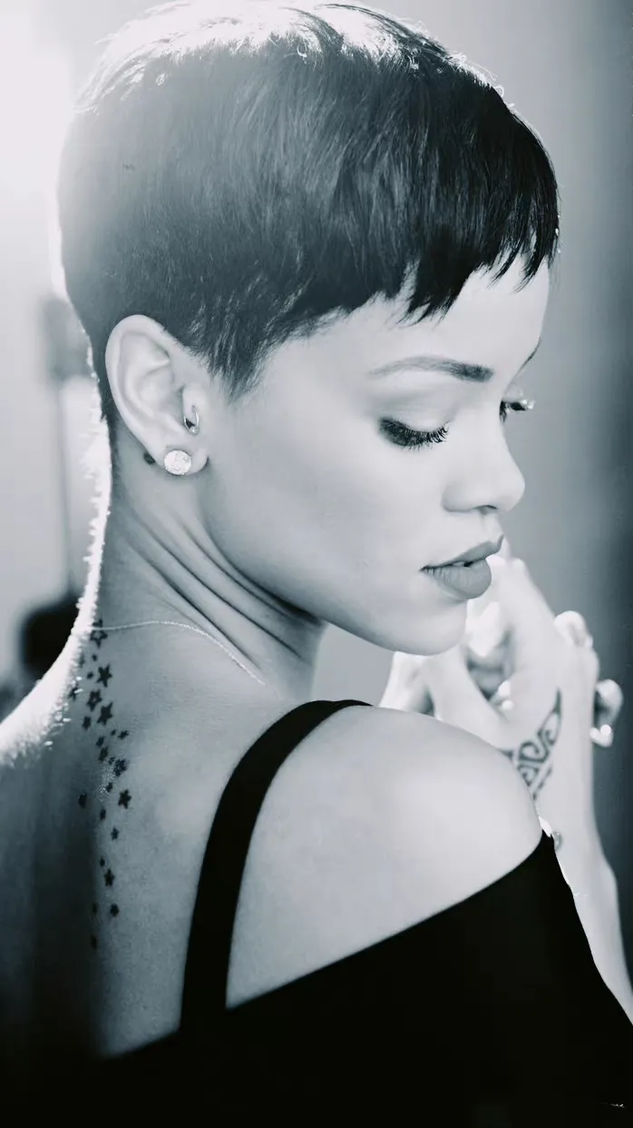 歌手里最成功的美妆博主——蕾哈娜