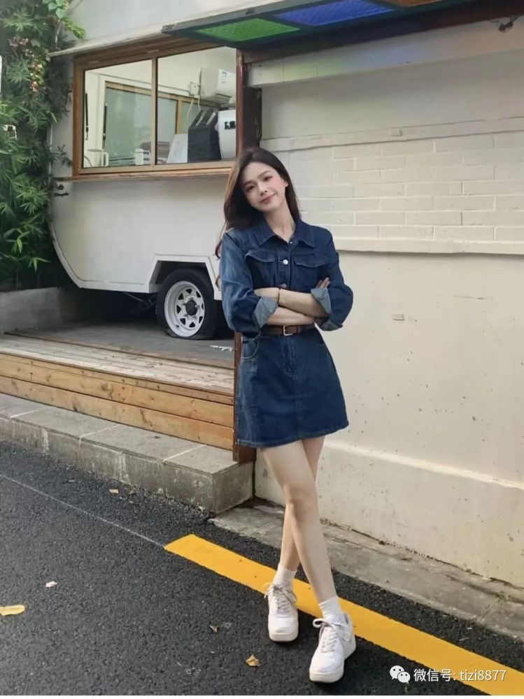 牛仔裙怎么搭配上衣好看 牛仔裙怎么搭配上衣和鞋子图片