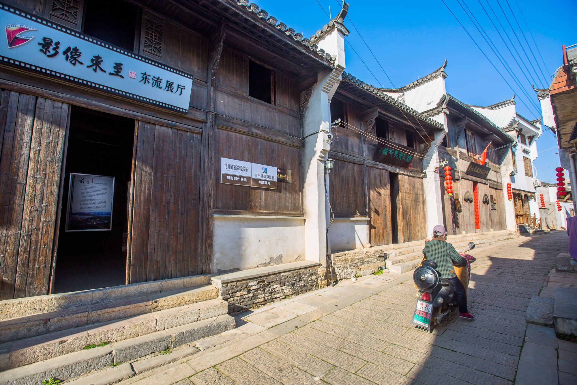 安徽池州有一座东流古镇,位于长江南岸,古色古香,极具徽派特色