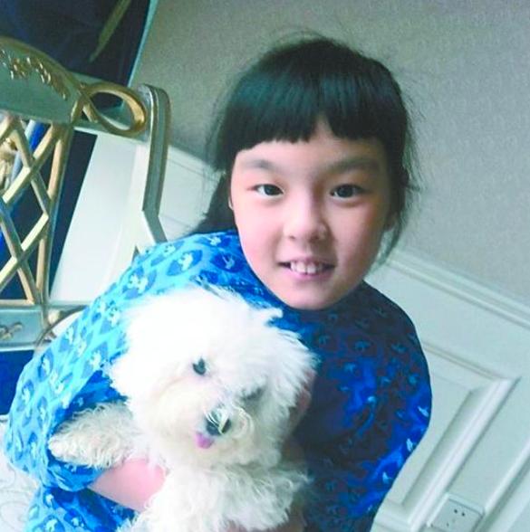 有一种"整容式长大"叫李咏女儿,曾因容貌被嘲,18岁长成女团脸