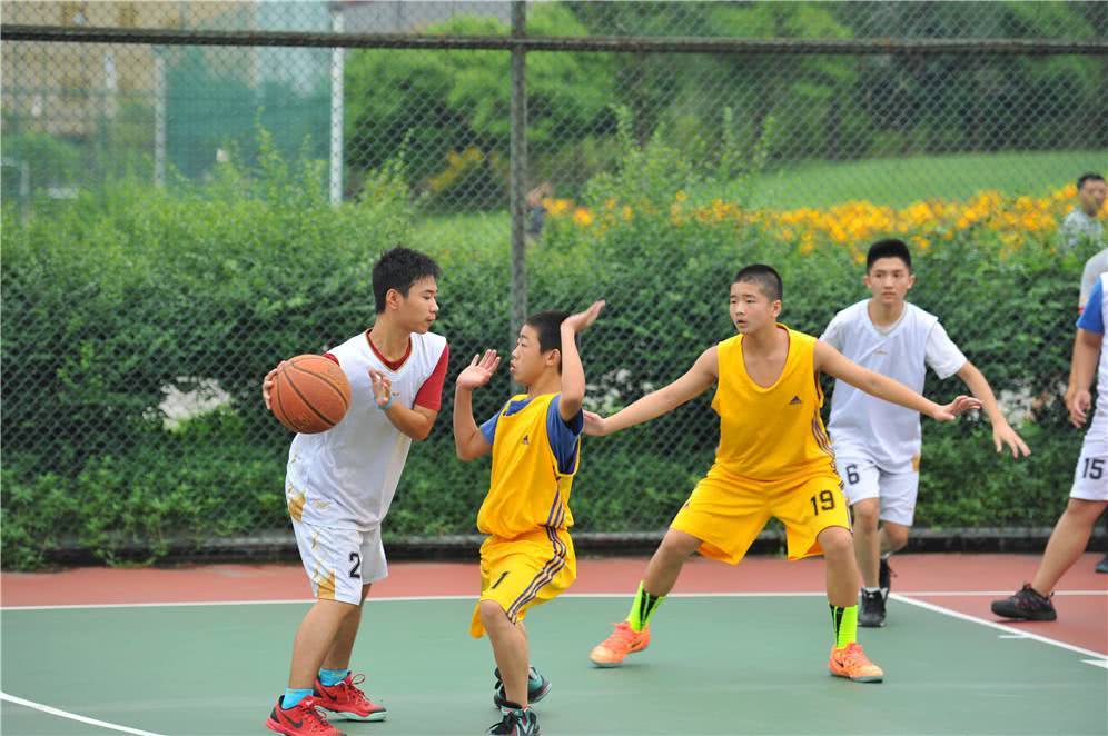 中学生打篮球的照片图片