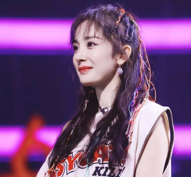 《极限挑战》为新婚女子编"寡妇辫"引争议:综艺不必上纲上线