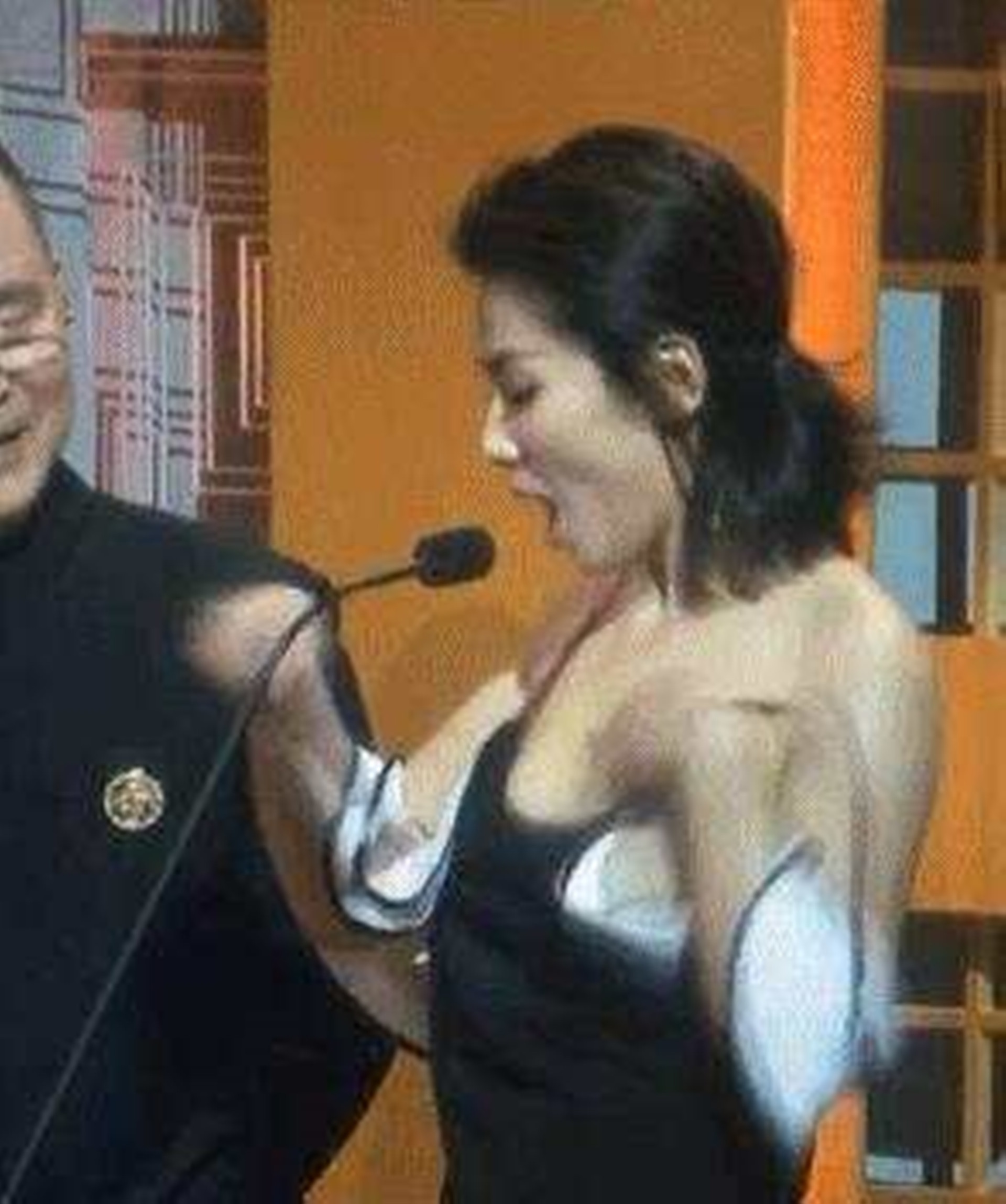 刘涛出席颁奖典礼,不料礼服肩带意外滑落,一旁大叔眼神成亮点!