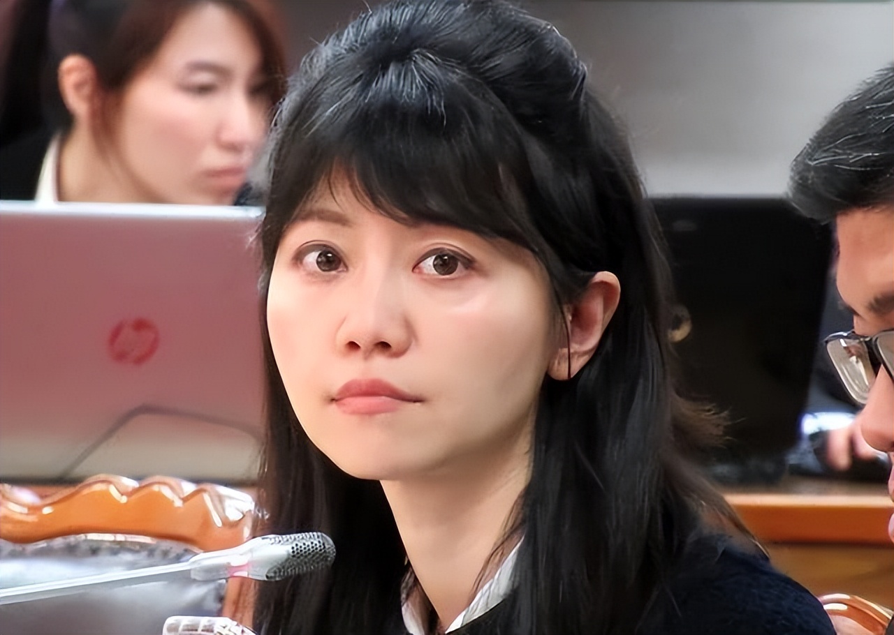 高嘉瑜赴赖清德政见发表会,被现场绿营支持者狂骂反骨,下台!