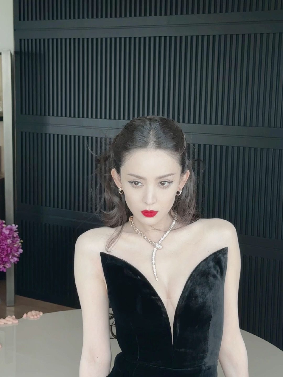 娜扎黑裙惊艳众生,美貌身材无可挑剔
