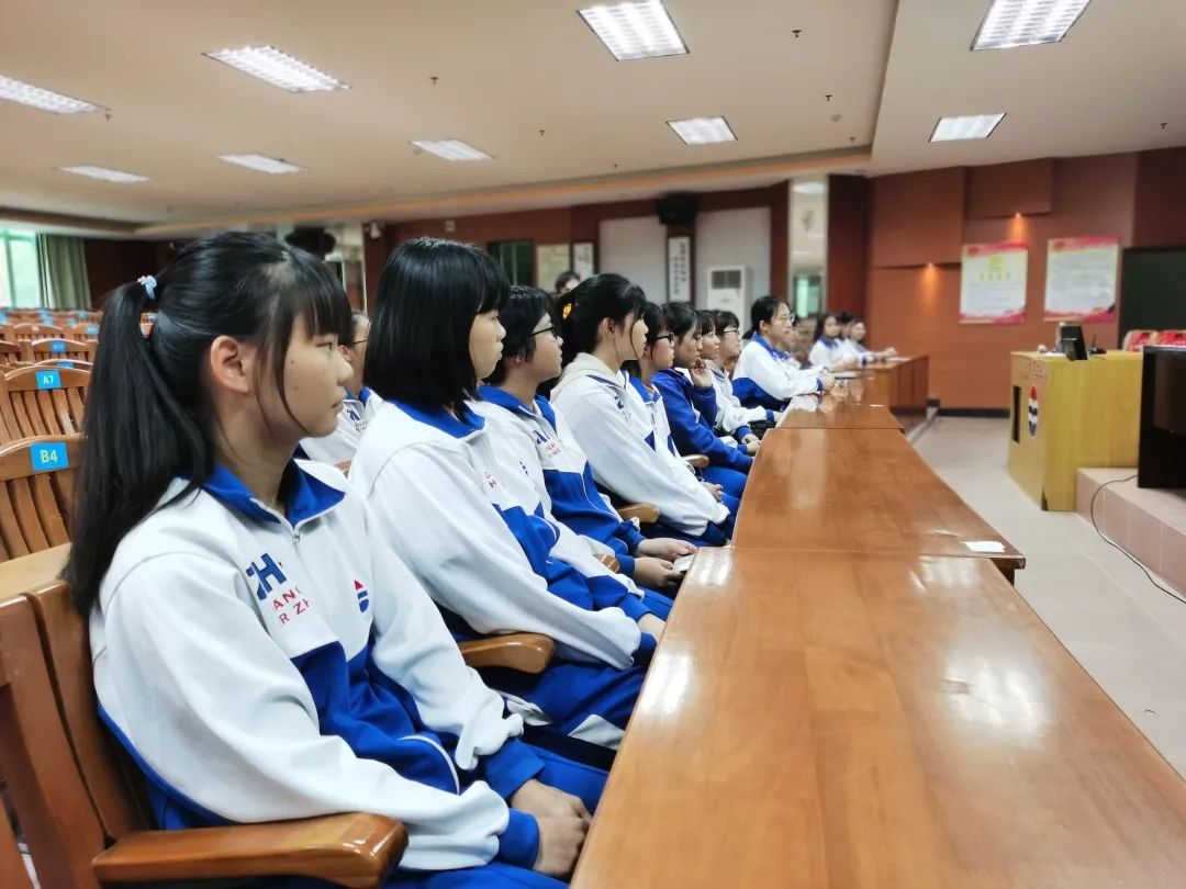 湛江市第二中学举行建档立卡优秀学生春节慰问暨表彰活动