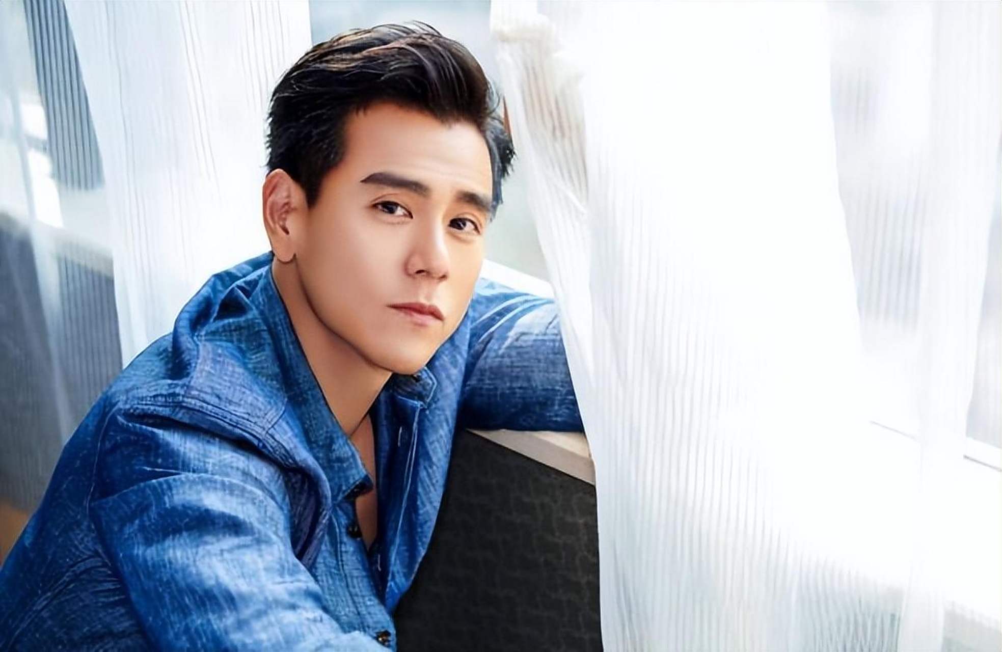 彭于晏是一个因对表演的热爱和坚持而踏入演艺圈的普通少年.